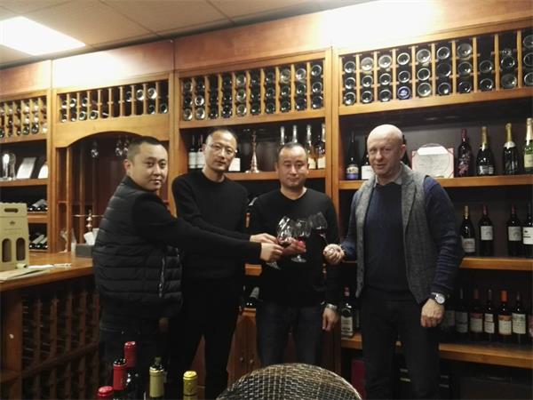 山东青岛客户前来樱花视频在线观看黄总部考察樱花草日韩视频